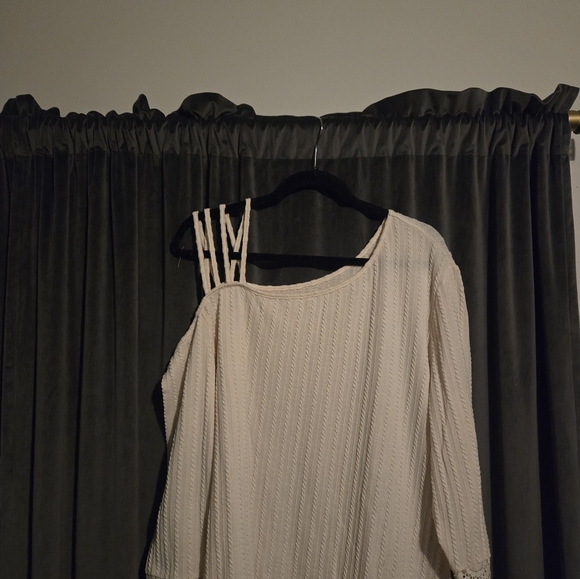 New pullover top w/lace size 4xl=20 color cream - Picture 9 of 10